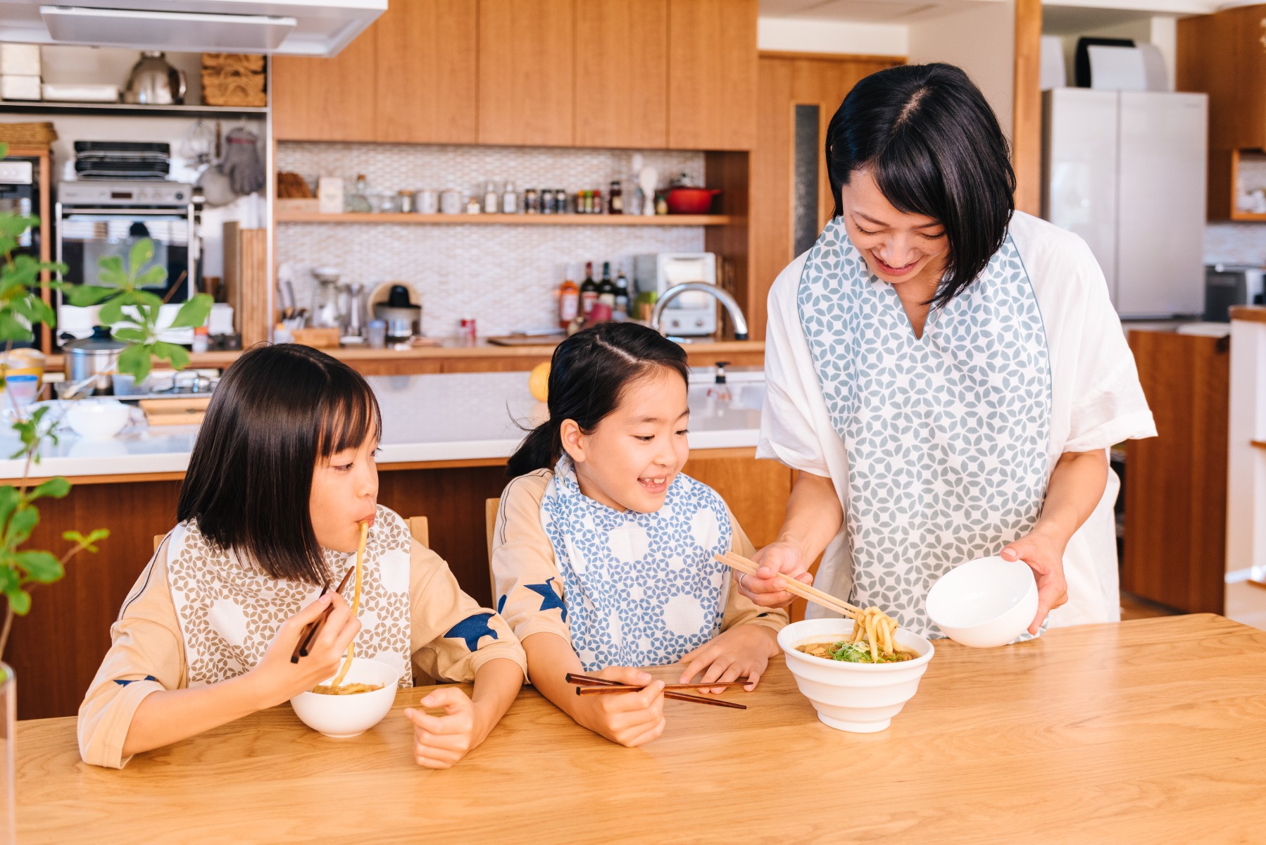 【自由テーマ】大人のための携帯食事用エプロン「eptenu®(えぷてぬ)」