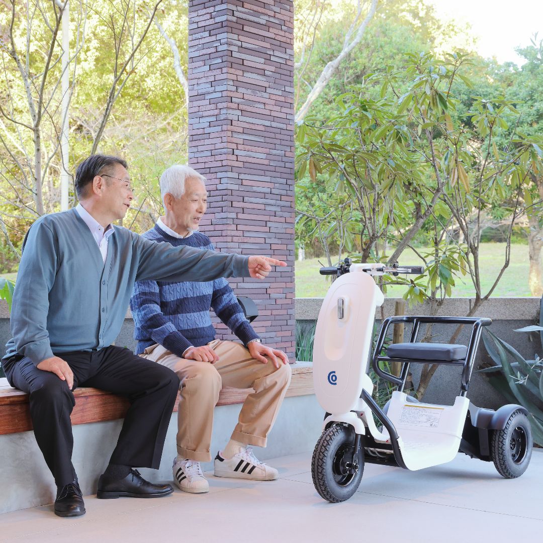 【自由テーマ】歩行領域エレクトリックビークル（EV）「Comove」