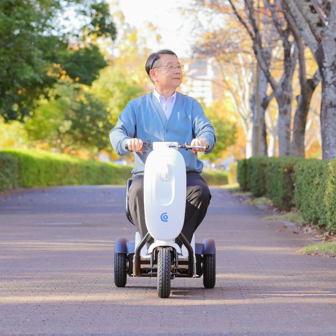 【自由テーマ】歩行領域エレクトリックビークル（EV）「Comove」