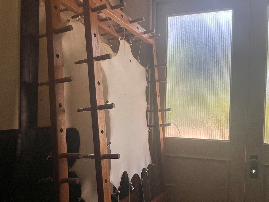 【自由テーマ】個体数調整されたニホンジカ皮から作られた鹿皮の羊皮紙「鹿皮紙」